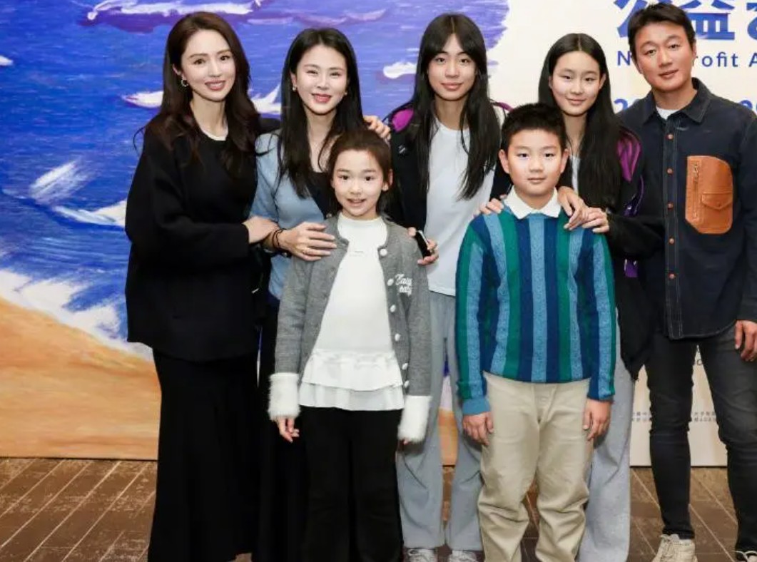 知名演员董璇在社交平台发文，支持其干女儿（佟大为与关悦的女儿）佟知霏和佟知玲发起