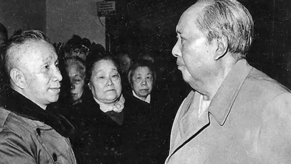 新四军缺参谋长，叶挺为何找主席要周士第，却不用铁军出身的粟裕