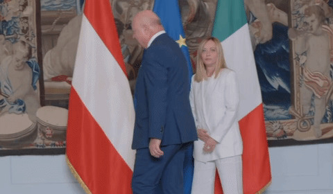 意大利总理变脸，太吓人了！











意大利总理梅洛尼，那脸变得比翻