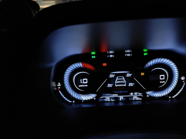 帝豪这个灯亮是什么意思
右边黄色的灯是什么意思车友们