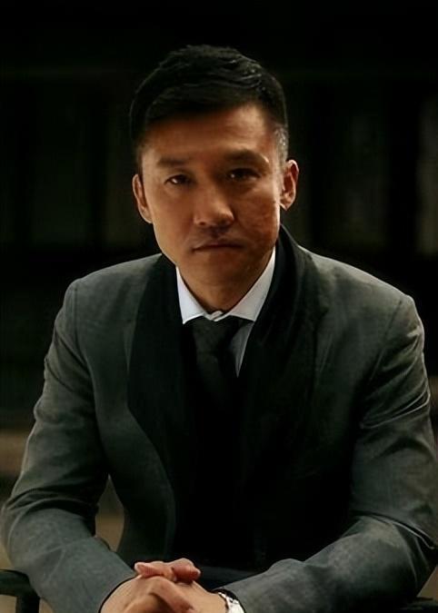 2011年隆冬，黄志忠将离婚协议书推给妻子何音时，窗外的积雪压断了枯枝，这位刚凭