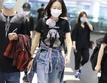 刘敏涛素颜走机场超敢！印花T恤搭牛仔裤，清新又减龄，轻松年轻10岁，状态超赞！