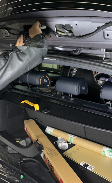 宋plus改装车内流媒体后视镜

原车内自动防眩目后视镜，太黑了，晚上看后面路况