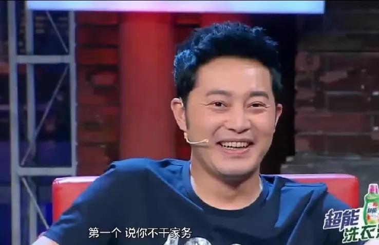 胡可吐槽沙溢陋习
节目里主持人问沙溢：“听说你压根不做家务，是真的吗？”
沙溢倒