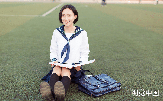 未婚夫爱上了他的资助生。  公司里所有人都替他们保密。