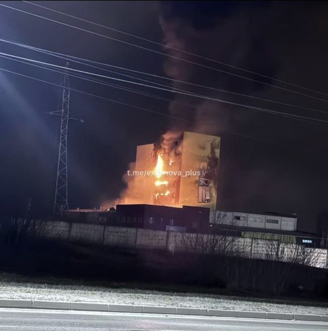 俄工厂夜间剧烈爆炸，乌克兰这次作战确实值得点赞，俄军下一步真的要小心。

乌克兰