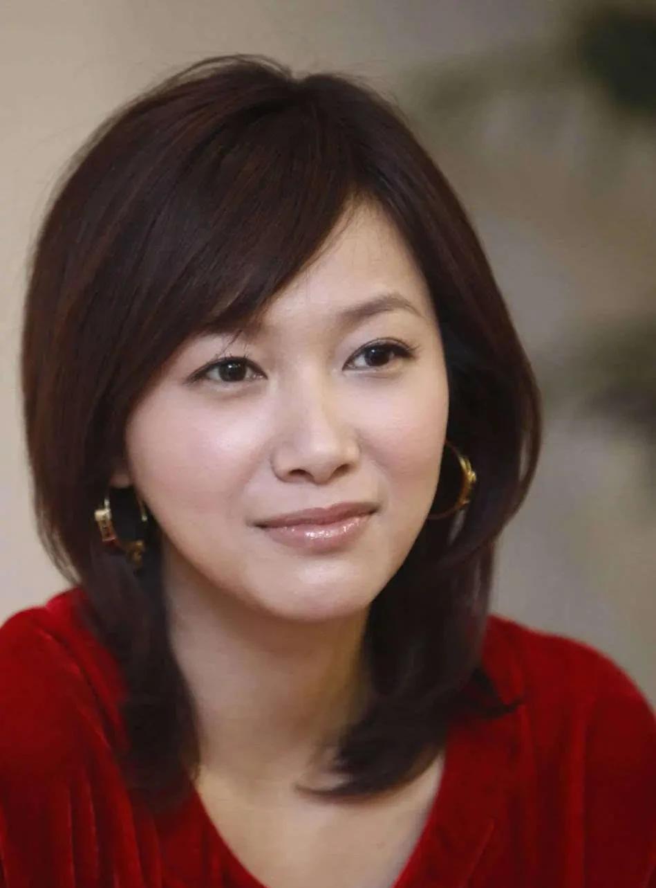 徐静蕾有圣塞最佳导演 ，国际A类导演奖比很多影后奖分量重 。
她演的 电视剧将爱