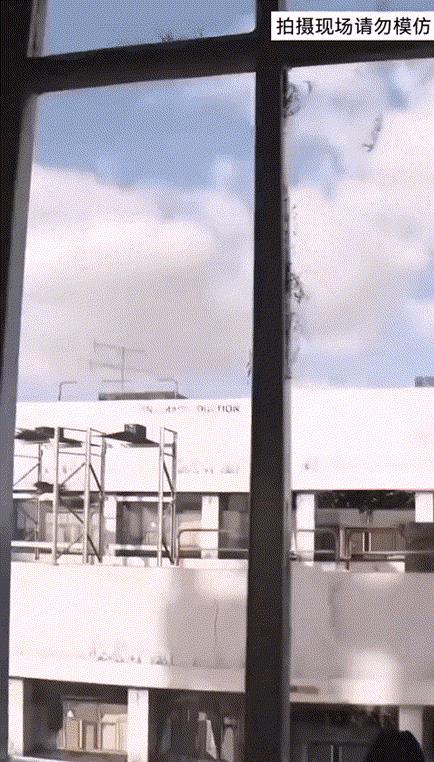 特技演员的表演果然不一般，最后哪一下是确保自己死透吗？[大笑]