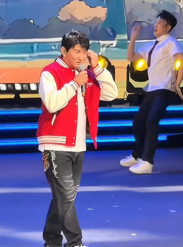 吴奇隆69年的，快60了，这状态很可以了。人都会老，年轻时候是真的帅的。