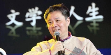 余华说：“低层次的家庭里，人的脑子里装的大部分是犟，在沟通上存在双重障碍，常常因
