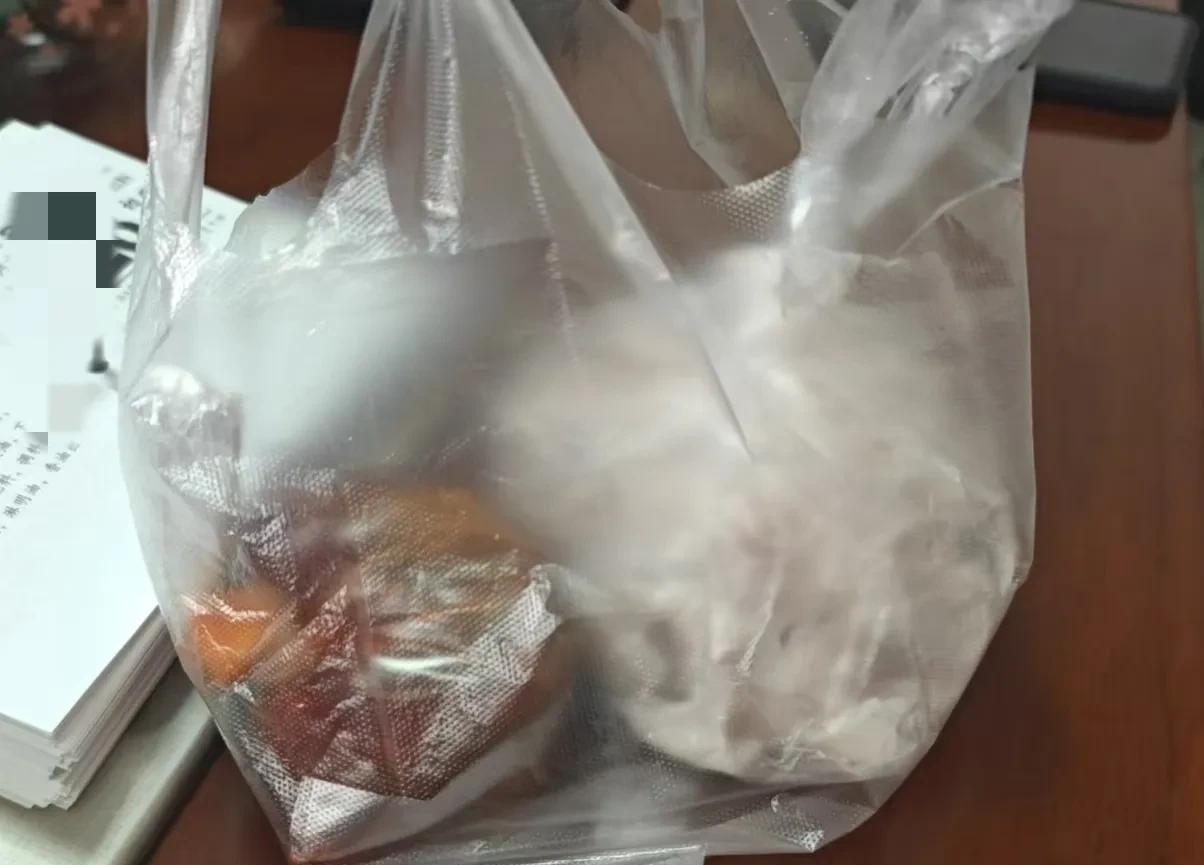 昨天请朋友们吃我们本地的一家小吃，直接去店里打包，早上九点的店里只有我一个顾客，