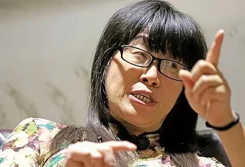 如果你不知道她是谁，这是前提，根据其表情动作，你会觉得她是一个什么样的人？
为什