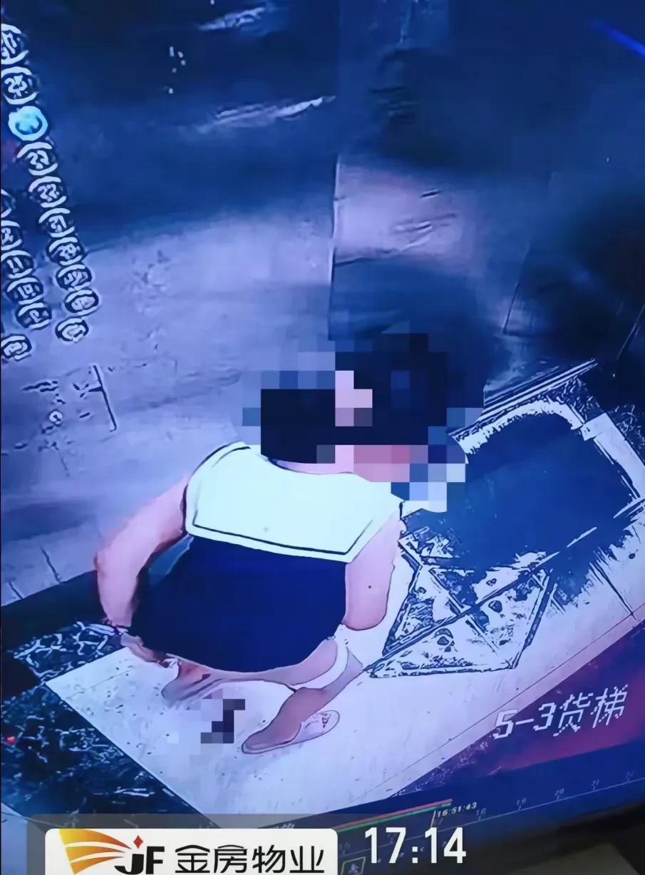 炸裂！四川自贡一女子在电梯里大便！



令人作呕的恶臭瞬间充斥了电梯间，一位回