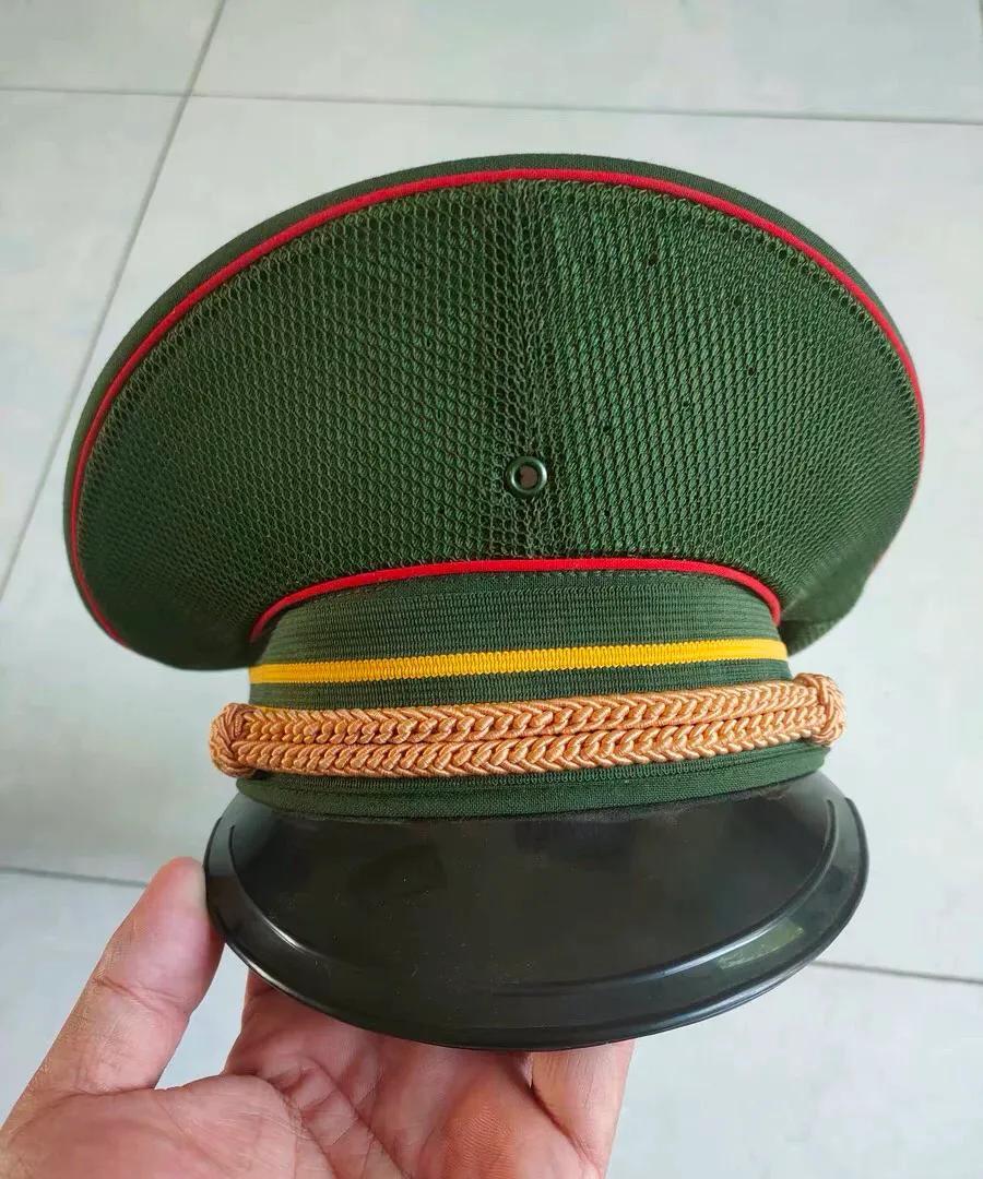 武警87式警官夏季大檐帽（早期型）具有以下特点：
帽檐较宽，整体造型更加大气，与