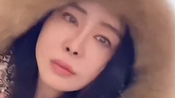 王祖贤晒新视频：印花羽绒服显时尚范，对镜头秀舞蹈显俏皮