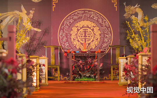 婚礼当天男友非要我挨个磕头，我直接把半村人全磕走