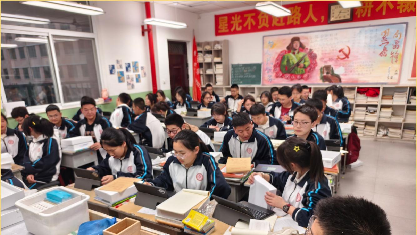 AI进中小学引争议！网友吵翻了：是救妈神器还是毁娃陷阱？