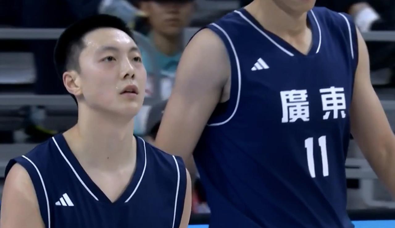 好快的比赛节奏，半小时打完半场比赛，胡明轩14分，广东男篮半场领先天津15分！北