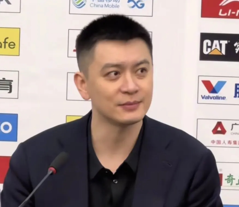 杨鸣发布会说错话，怒抽自己耳光，原来只因这句话！

在3：0淘汰新疆队之后的发布
