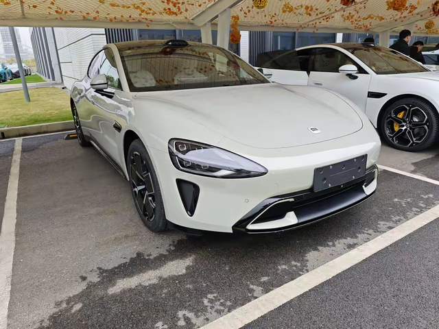 开新势力回老家
SU7确实是解释成本最低的
上到五六十岁的中老年人
下到十几岁的