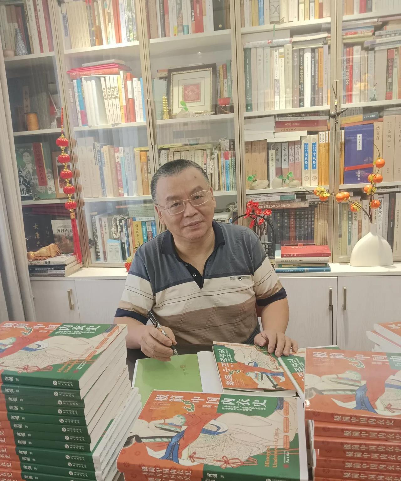 又签了一批《极简中国内衣史》毛边书。首印才做毛边书，数量少，网上已经溢价。