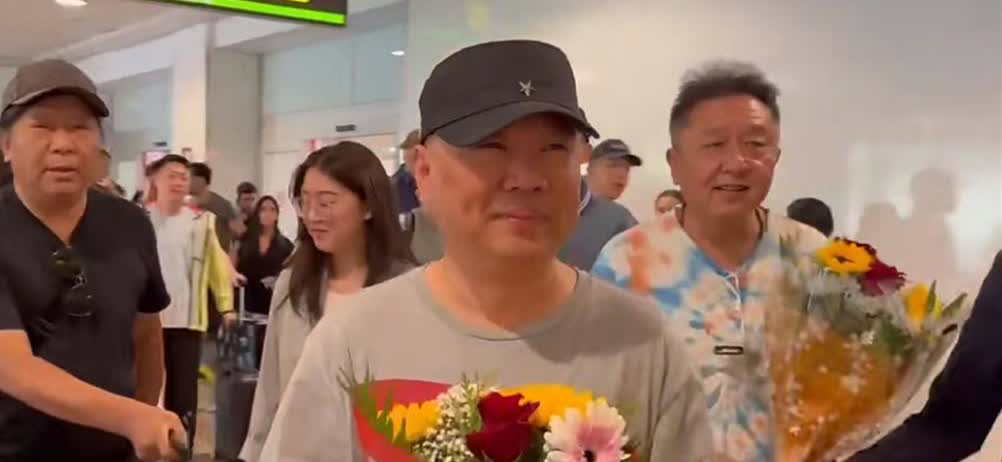 德云社抵达世界巡演第四站，西班牙马德里。
郭德纲、于谦随人流一起出了机场大门，