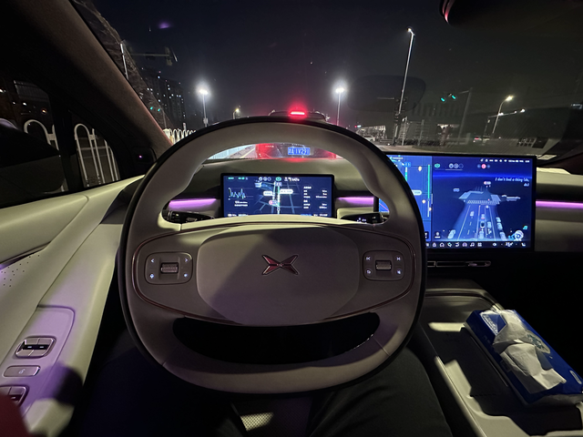 小鹏P7第一视角
小鹏P7+，越看越耐看
这款车往后，小鹏的内饰也是终于有点精致