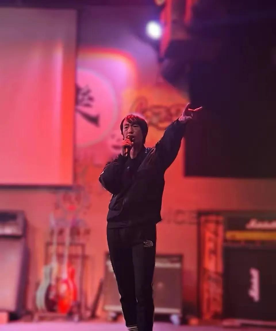 庞麦郎演唱会观众十人





曾经的网络神曲《我的滑板鞋》你听过吗？它魔性的旋