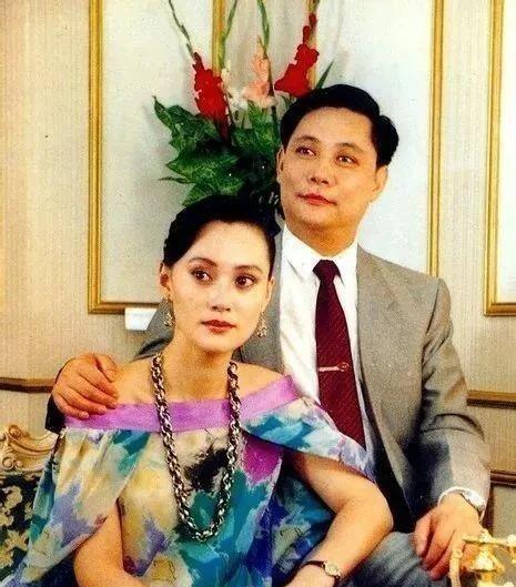 1983年，21岁的宋佳与42岁的京剧名家张学津结婚。几年后，张学津被3岁女儿失