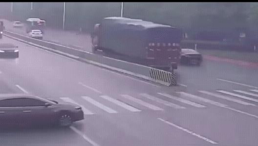 黑车横着就从斑马线前横穿了过去，路上正常行驶的轿车刹住了车，大车也躲开了。不过，