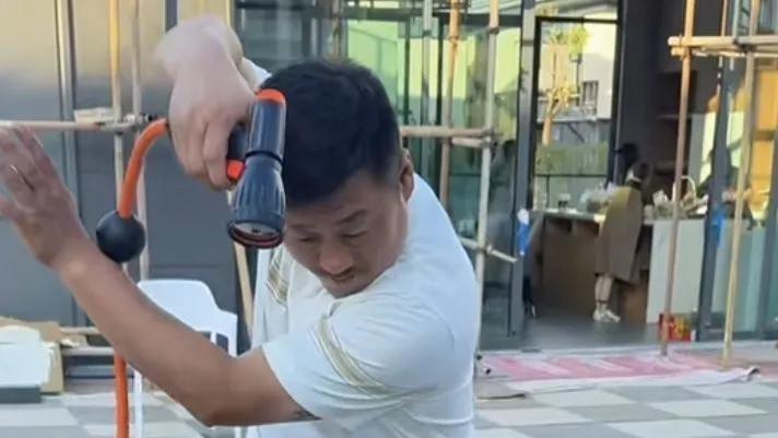 宋晓峰一家在三亚度假