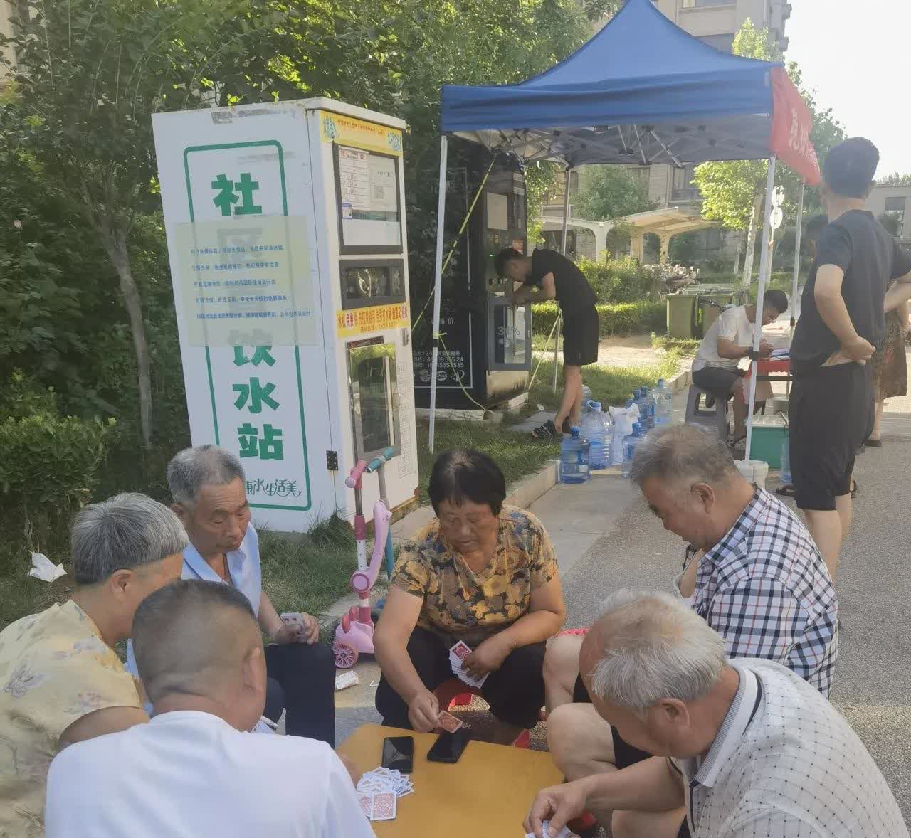 社区里的“够级”之江湖
午后时分，小区里阳光透过枝叶，在地面投下斑驳的光影。几