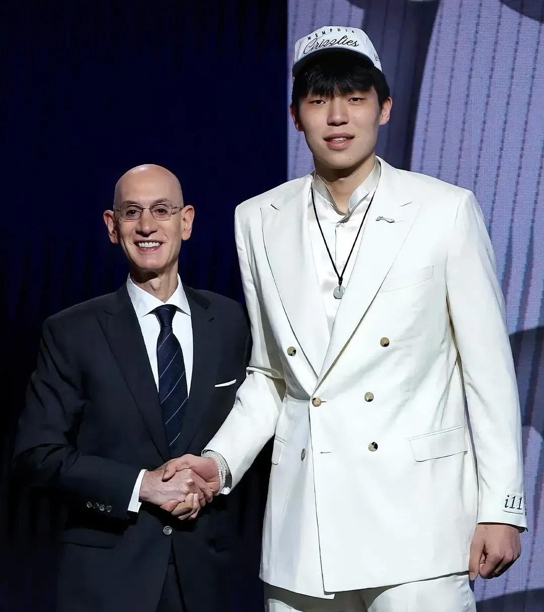 杨瀚森选秀行情大爆发，ESPN原模拟第36顺位被篮网选中，如今直接在第16顺位被