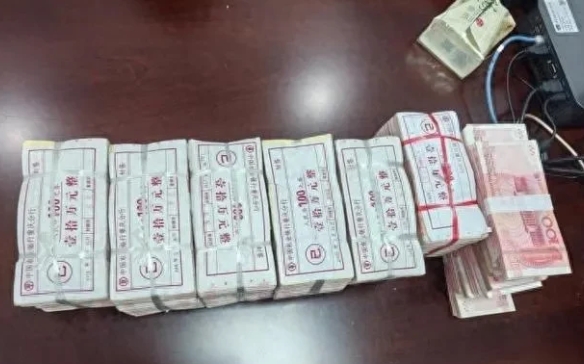 浙江宁波，小陈在整理父亲的遗物时，她意外发现，父亲生前持续向一女子转账，总额高达
