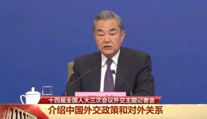 在谈到乌克兰危机时，王毅表示，中国一开始就主张谈判，为和平奔走，支持一切致力于和