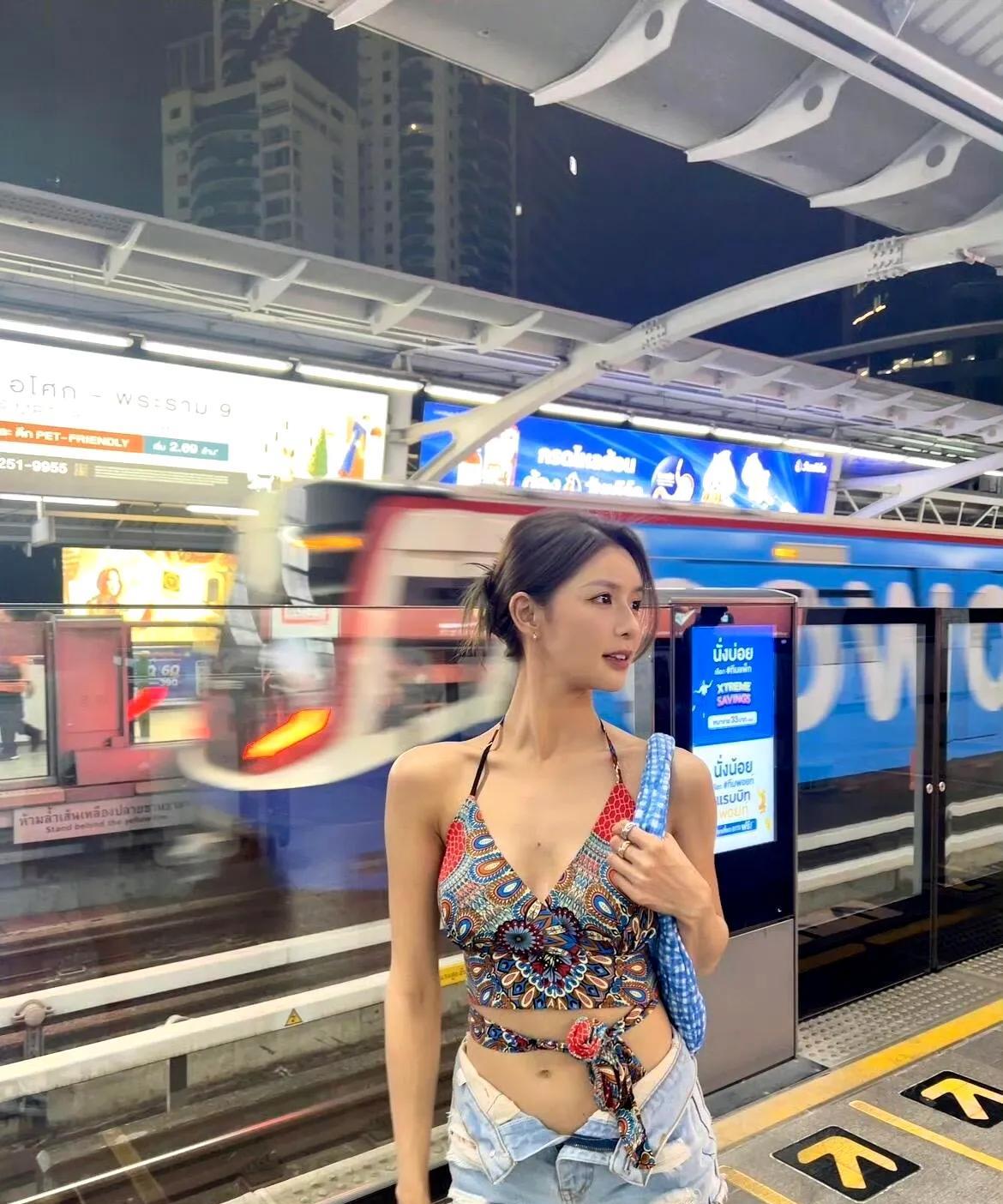 她的身材好，颜值高，可惜只会秀身材，卖弄性感，感觉只会把自己物化，这牛仔扣子故意