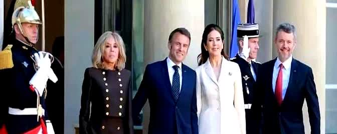 ?这回法国总统马克龙又犯了老毛病，跟丹麦国王夫妇合影的时候，跟丹麦王后靠得有点太