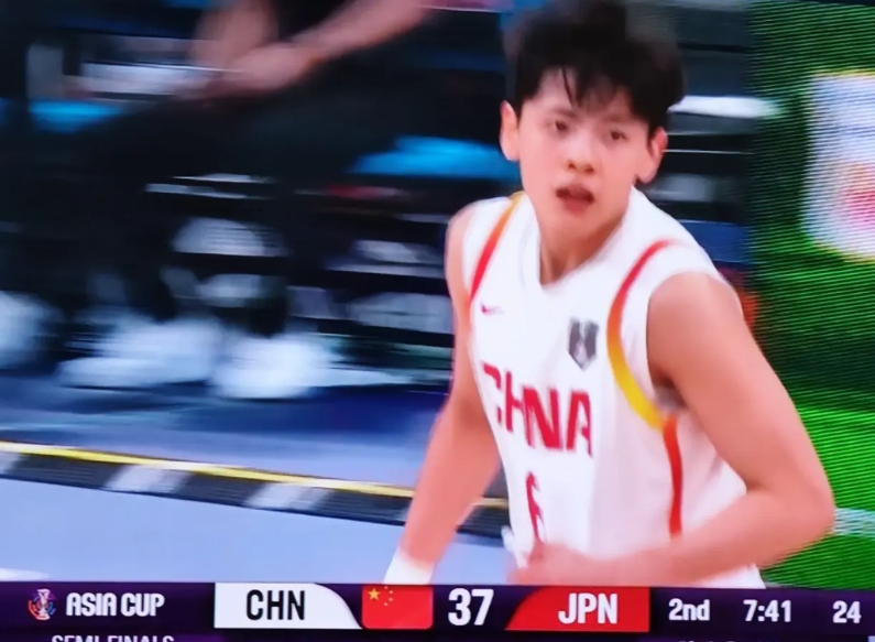 对杨舒予的定位错了，不应该让她去打前锋位置，她的身高和运动持球能力，是标准的后卫