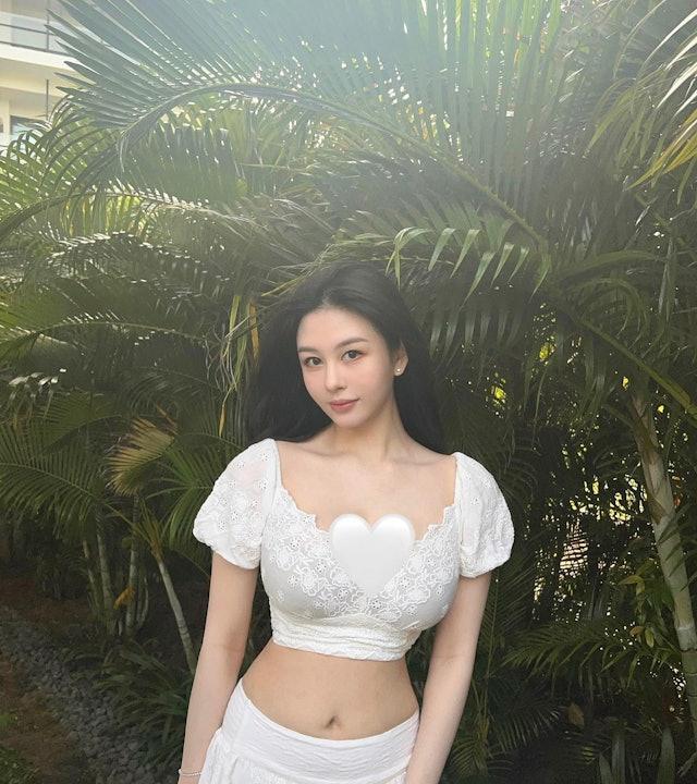 沉月晒三姊妹与妈咪邱淑贞合照，冻龄力惊人，超靓样貌多年没变！
90年代性感女神邱