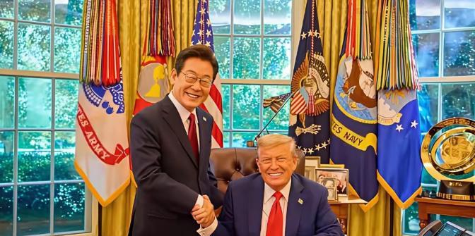 特朗普坐不离桌，与站立李在明总统握手。韩国人民会为遭受这种“不礼貌”而上街游行示