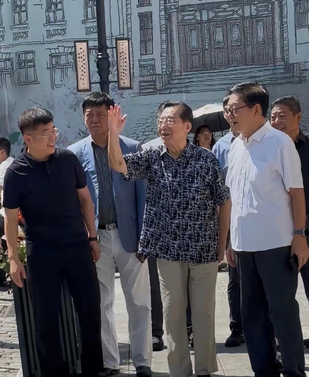 86岁李双江现身哈尔滨参加开业活动，他看起来苍老了好多。因为儿子不争气，他年龄那