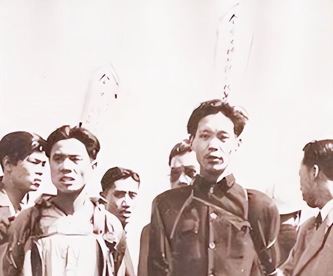 1947年，共产党员陈斌即将被敌人处决，他突然看到人群中有三个熟悉的身影，立马大