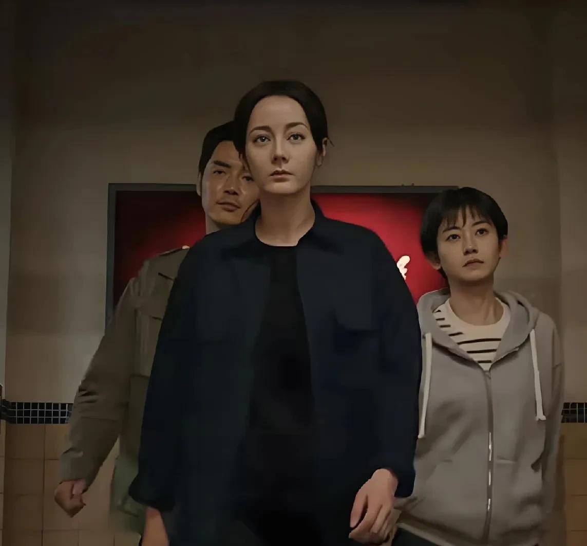 连看两集《利剑玫瑰》，
男主帅女主美养眼组合很吸睛，
可还是有一个不尽如人意的地