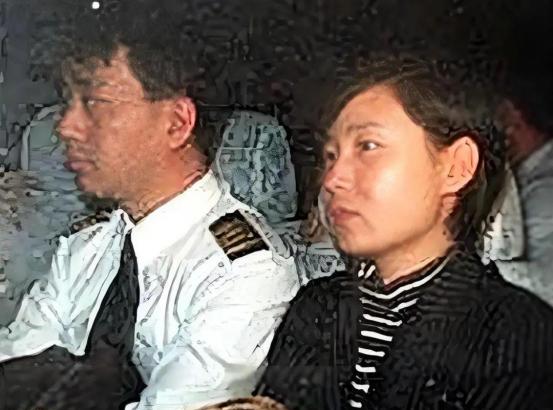 1998年，国航机长袁斌只因为不满分房制度，携带着妻子，驾驶载有95名乘客的飞机