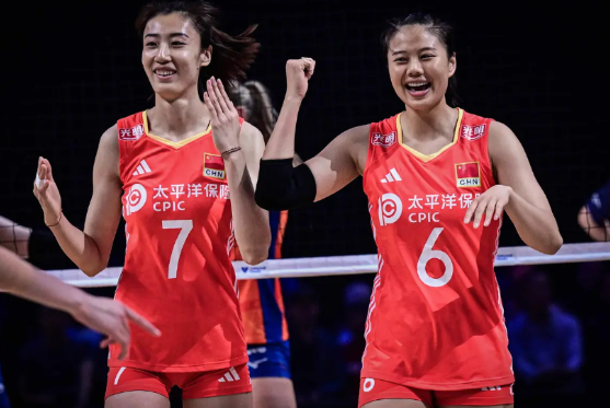 女排美国站头号对手是时差+饮食。

中国女排教练杨昊发文，表示球队已经抵达美国，