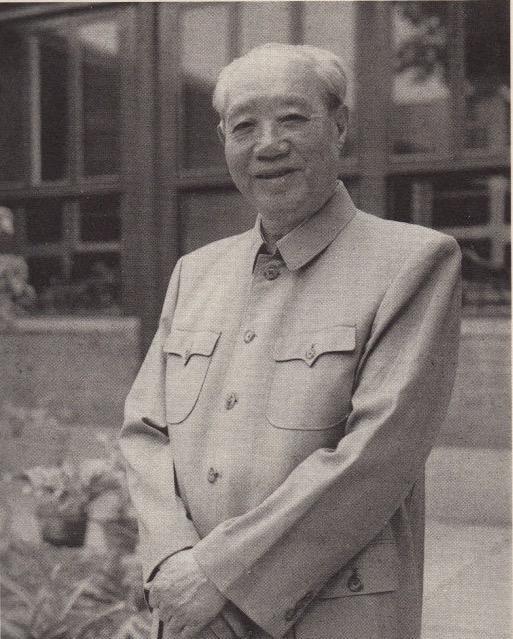 汪东兴，这位从革命岁月中走来的坚定战士，自踏上革命道路起，便紧紧追随毛主席的脚步