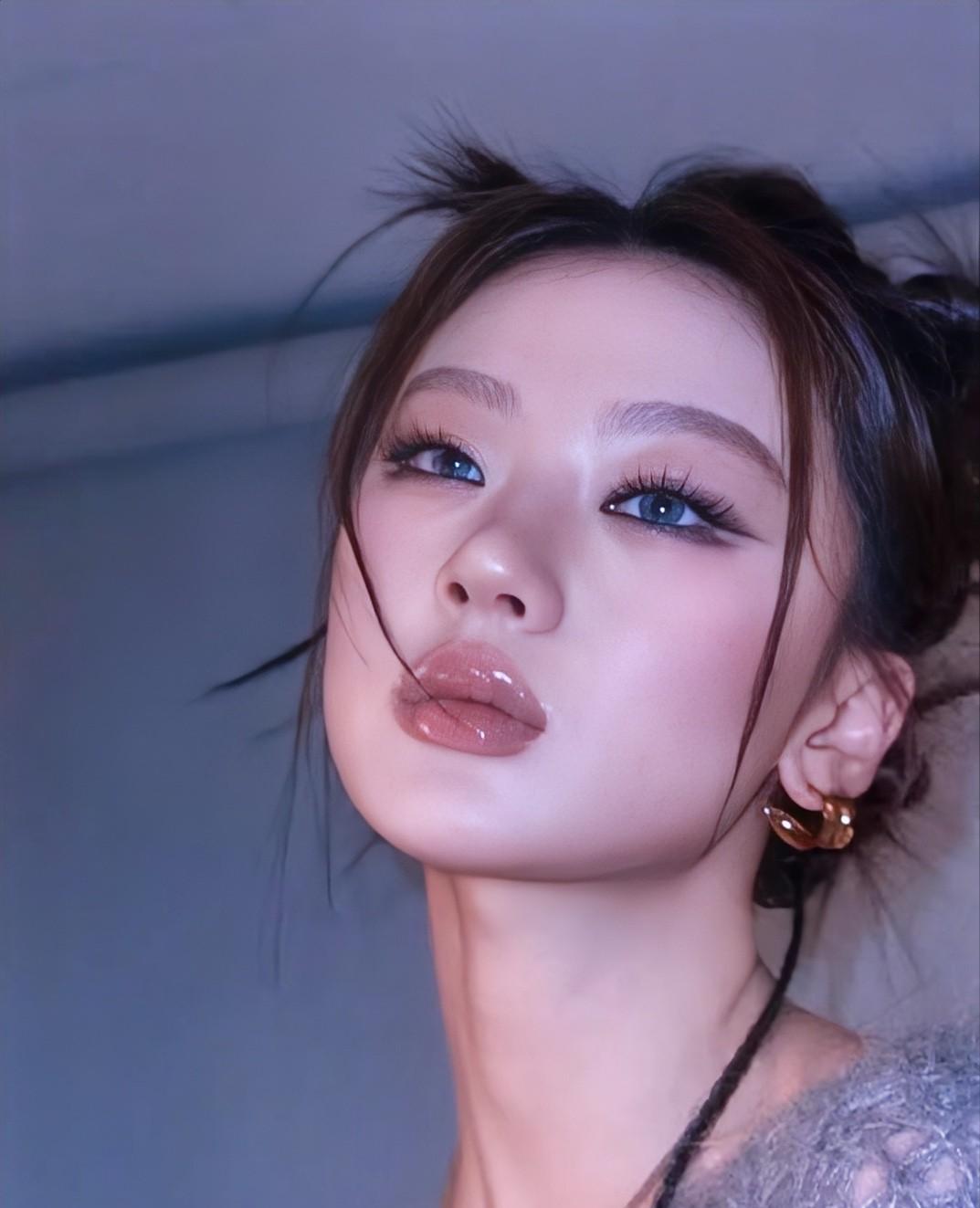大家发现了没有？
单依纯已经渐渐偏离了自己的初心，
李健还是太有先见之明了，当时