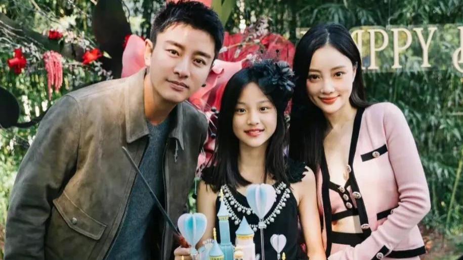 李小璐女儿甜馨心理状态引担忧：星二代“曝光依赖症”背后的成长困境