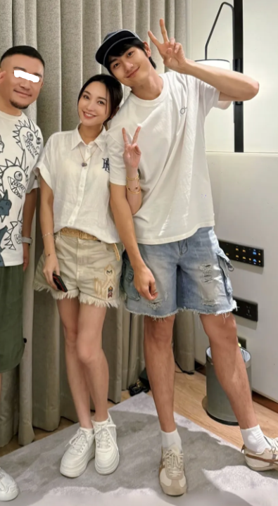 42岁金莎和小18岁男友同框，感觉金莎还比男方要小