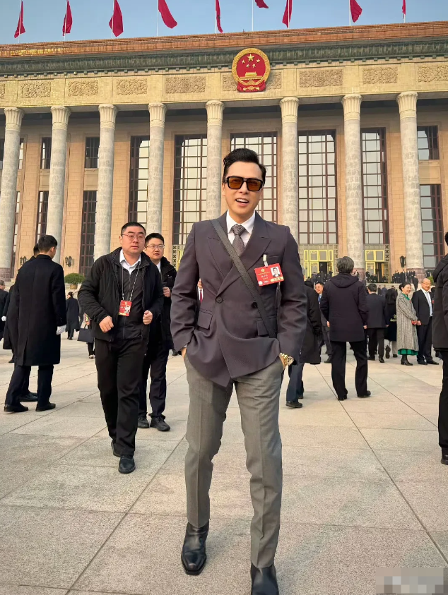 甄子丹分享自己在人民大会堂前面的参会照片，感觉好精神啊，颇有一种越来越帅气的感觉
